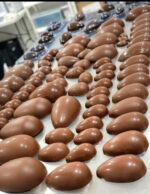 FORMA PARA CHOCOLATE EM ACETATO COM SILICONE 3 PARTES OVO LISO 100G SP 48  - BWB - Imagem 2