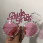 ÓCULOS BRIDE TO BE ROSA BRILHANTE - PONTO DAS FESTAS - Imagem 2