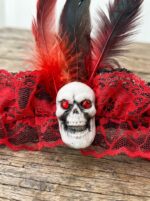 FAIXA DE CABELO CAVEIRA COM PENAS - VERMELHO E PRETO - Imagem 3