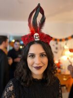 FAIXA DE CABELO CAVEIRA COM PENAS - VERMELHO E PRETO - Imagem 2